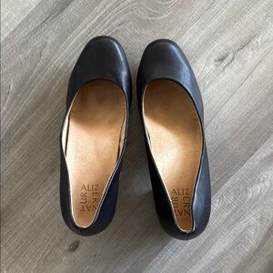 Naturalizer Black and Tan Heels Classic Comfort